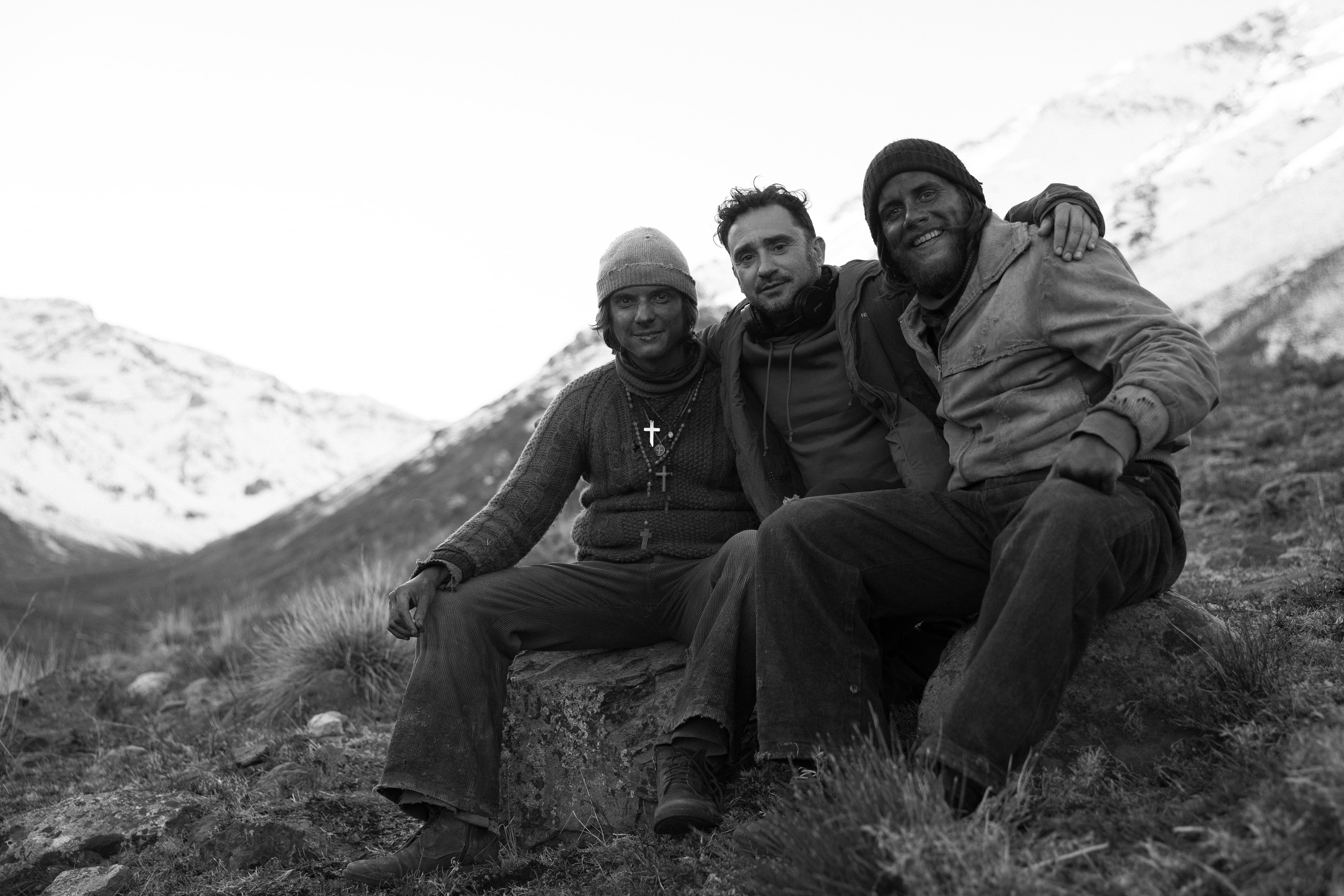 J.A. Bayona con dos de los actores de &#039;La sociedad de la nieve&#039;.