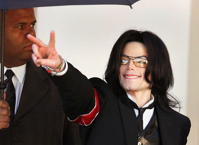 En 2005 Michael Jackson fue declarado absuelto de abuso sexual a un menor por falta de pruebas.