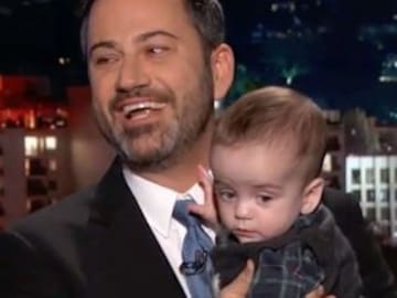 Jimmy Kimmel presenta a su hijo luego de estar entre la vida y la muerte