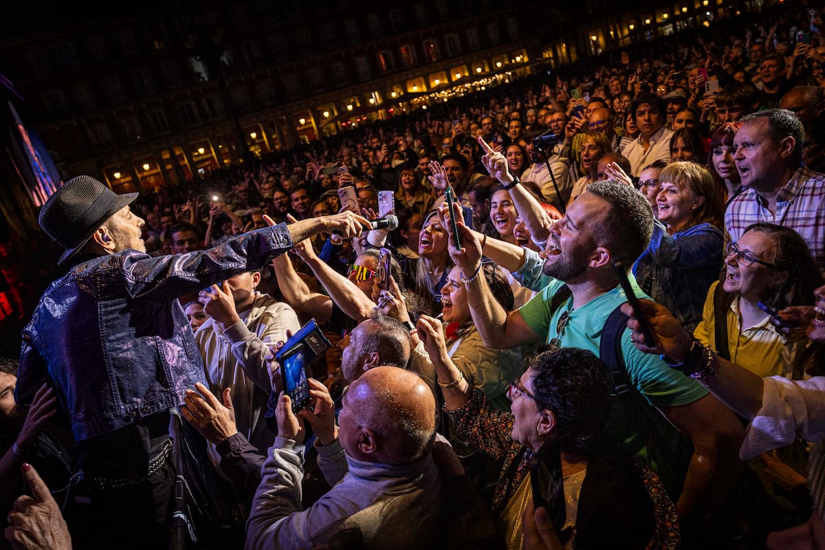 Alejo Stivel sasasaltó y se abalanzó sobre el público, que le devolvió el cariño coreando todas sus canciones.