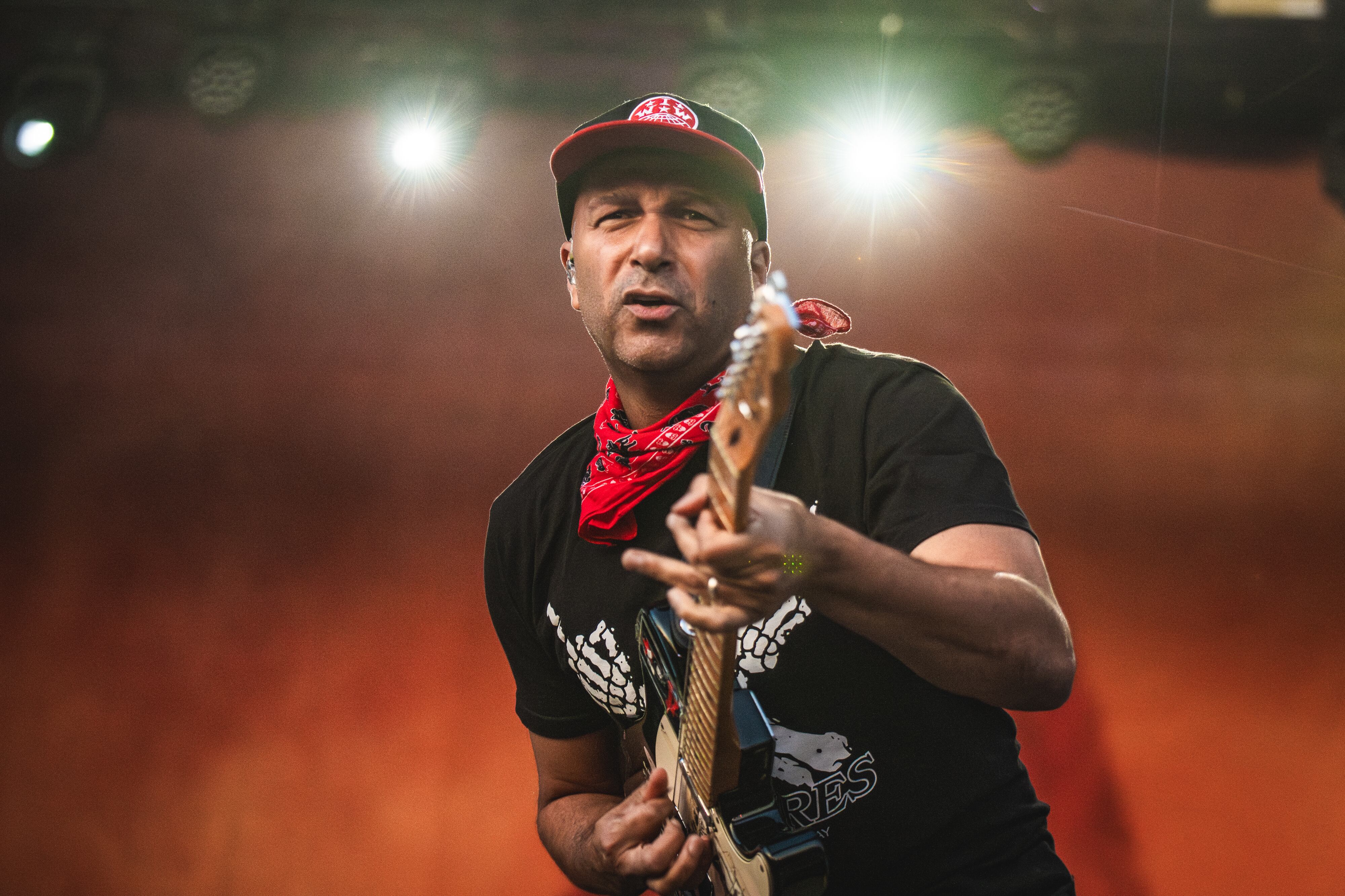 Considerado uno de los mejores guitarristas del mundo, Tom Morello, conocido por haber militado en bandas de caldado como Rage Against the Machine y Audioslave, presentó por primera vez en Madrid su show como solista. Y lo hizo acompañado de su hijo Roman, de tan solo 13 años.