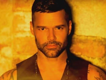 Ricky Martin exhibe la bandera gay a lo Locomía