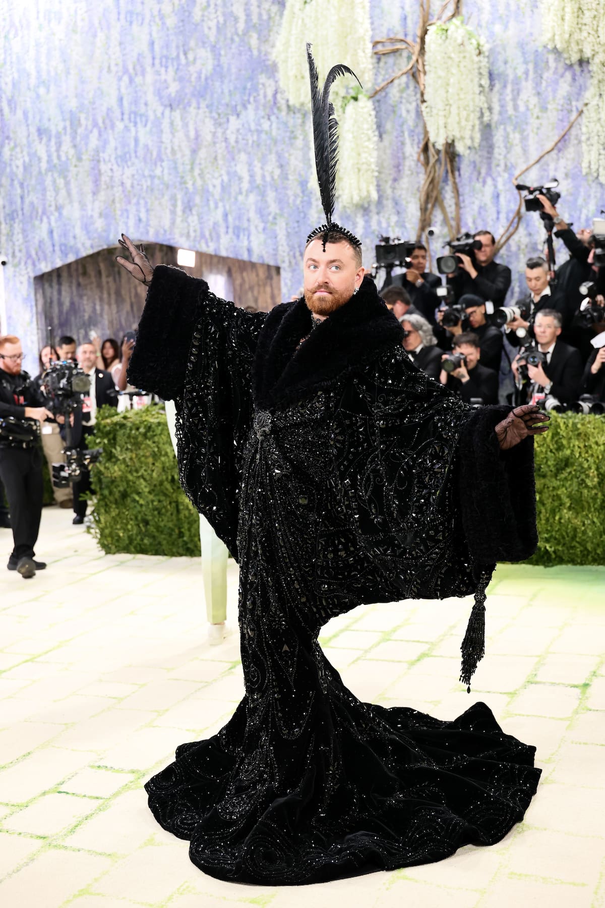 El cantante británico confió en su pareja, el diseñador Christian Cowan, para su elección de vestido. Todo en negro y con pedrería que hace pensar en el más puro estilo cabaret.