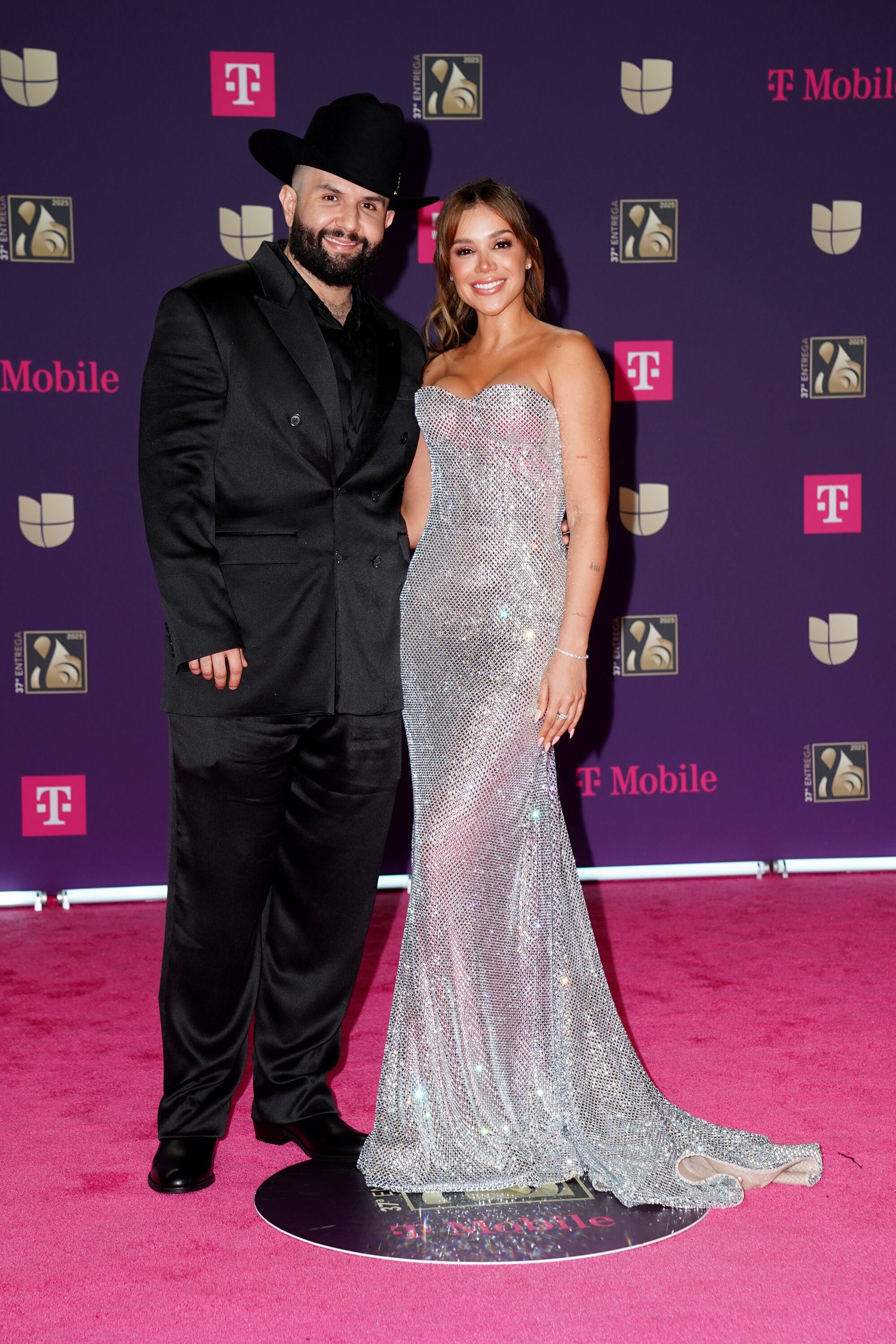 Carín León partía como uno de los favoritos de la noche y se vistió para la ocasión. Llegó al recinto muy bien acompañado por su pareja.