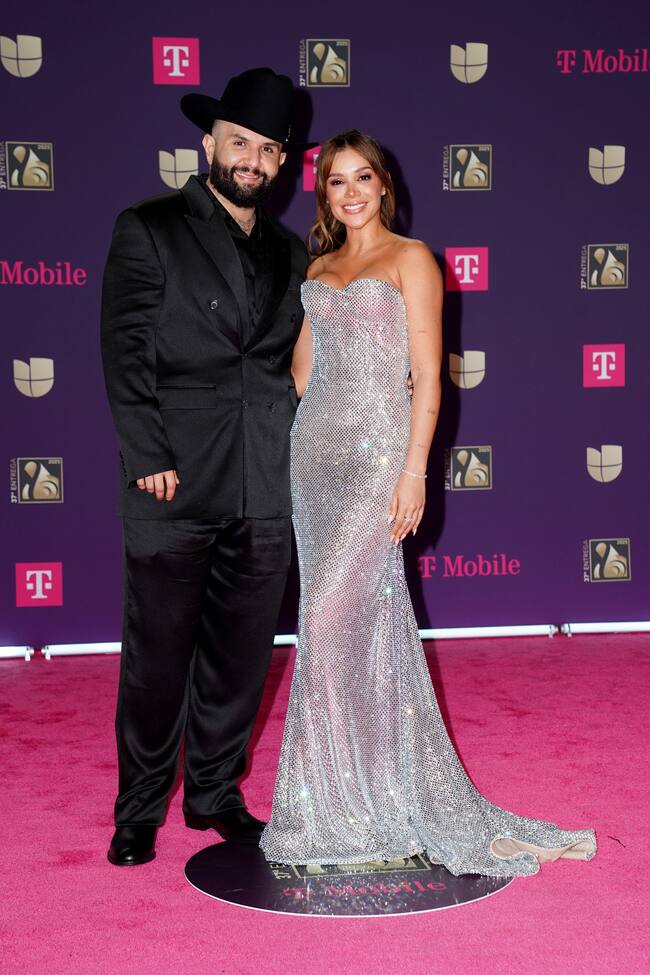 Carín León partía como uno de los favoritos de la noche y se vistió para la ocasión. Llegó al recinto muy bien acompañado por su pareja.