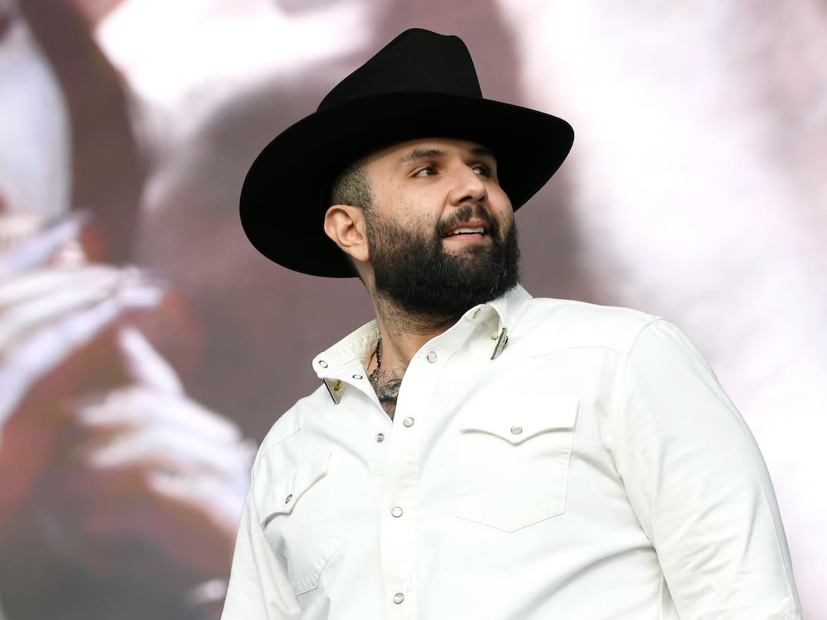 Carín León contrae dengue y se ve obligado a reprogramar sus conciertos