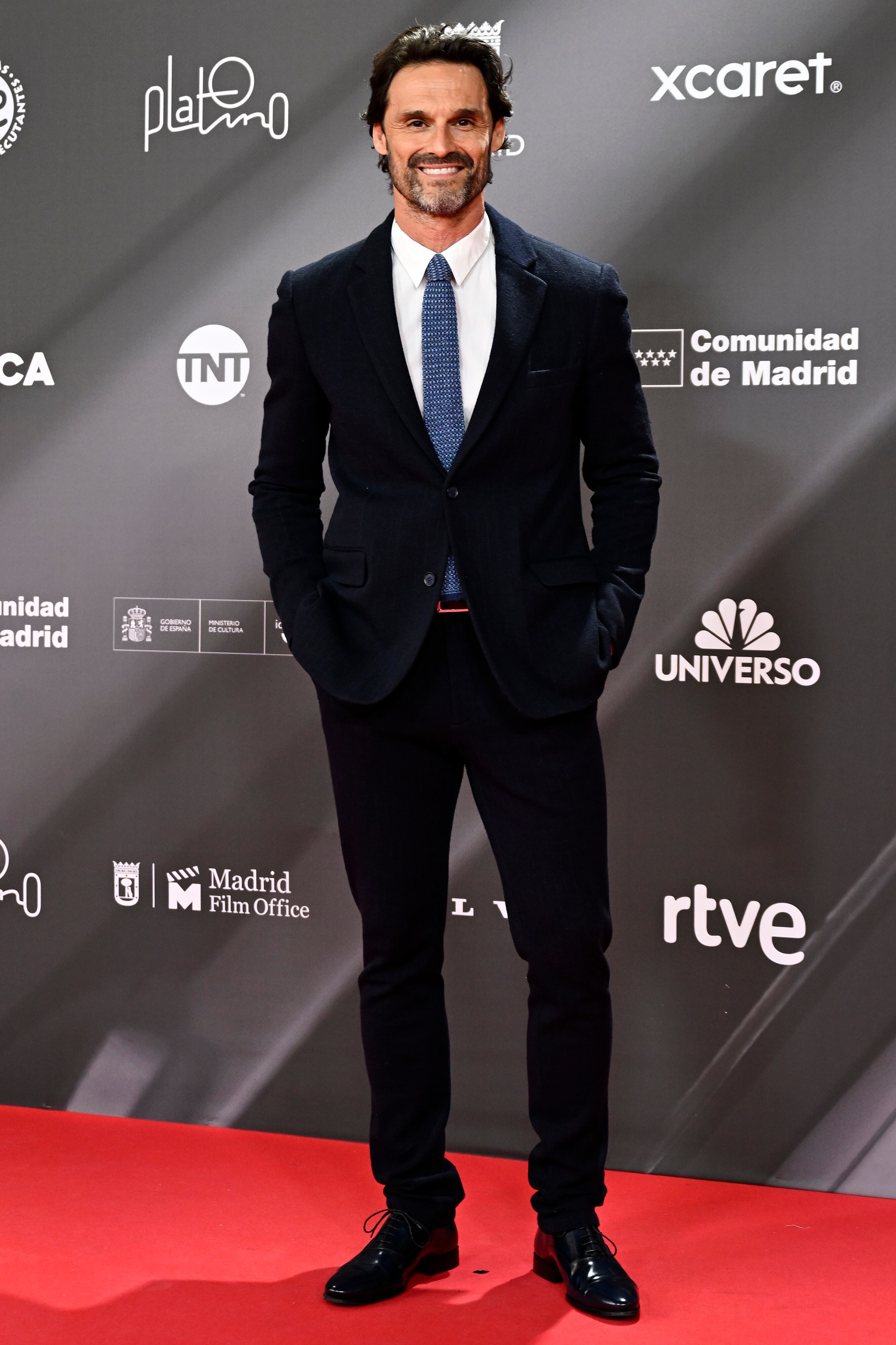 Parece que el género masculino no se ha salido de los tonos oscuros por mucha primavera que tengamos encima. Iván Sánchez por lo menos le ha puesto algo de color a la corbata.