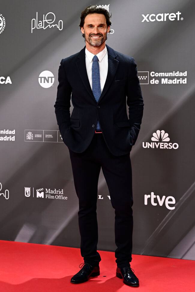 Parece que el género masculino no se ha salido de los tonos oscuros por mucha primavera que tengamos encima. Iván Sánchez por lo menos le ha puesto algo de color a la corbata.