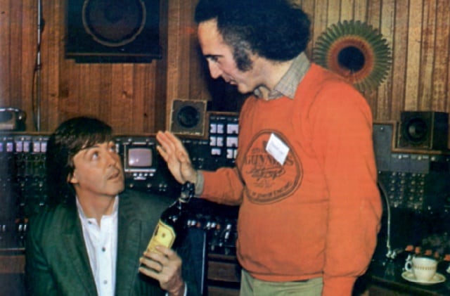 Joaquín Luqui regala una botella de vino Paternina a su ídolo Paul McCartney en los estudios londinenses de Abbey Road, 1980.