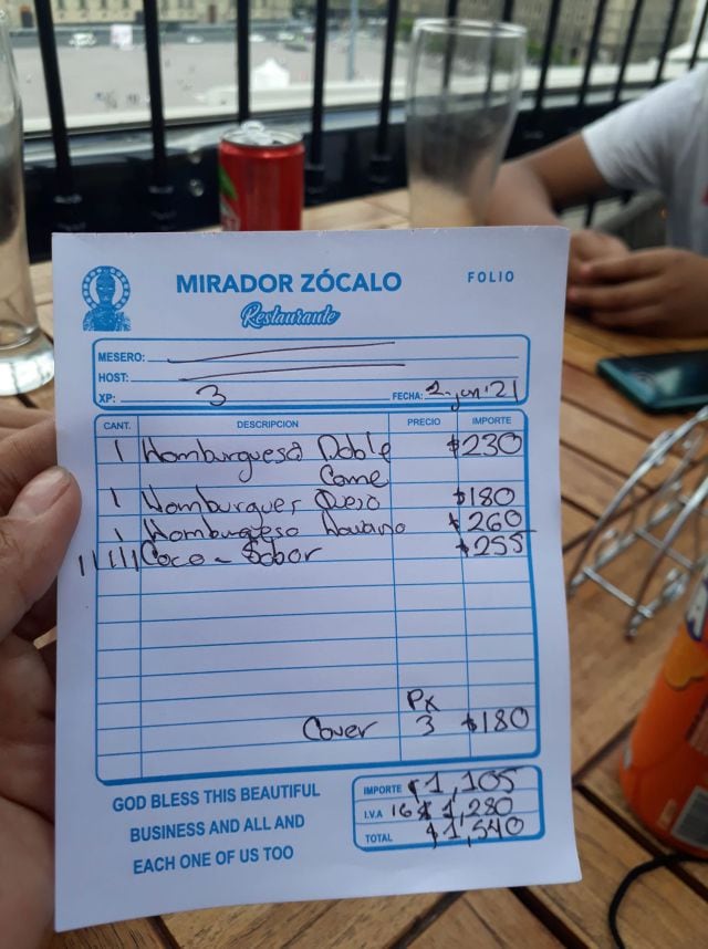 Mujer denuncia estafa en restaurante del zócalo de la Ciudad de México