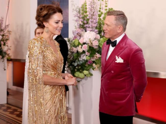 Kate Middleton y Daniel Craig conversan animandamente en el estreno de 'Tiempo para morir'.