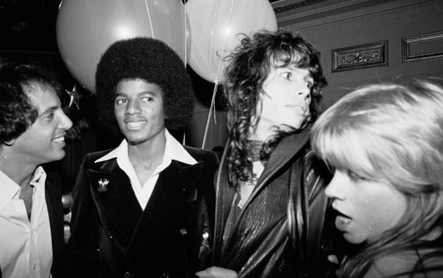 Steve Rubell (fundador de Studio 54), Michael Jackson, Steven Tyler de Aerosmith y Cherrie Currie en el mítico club disco de Nueva York.