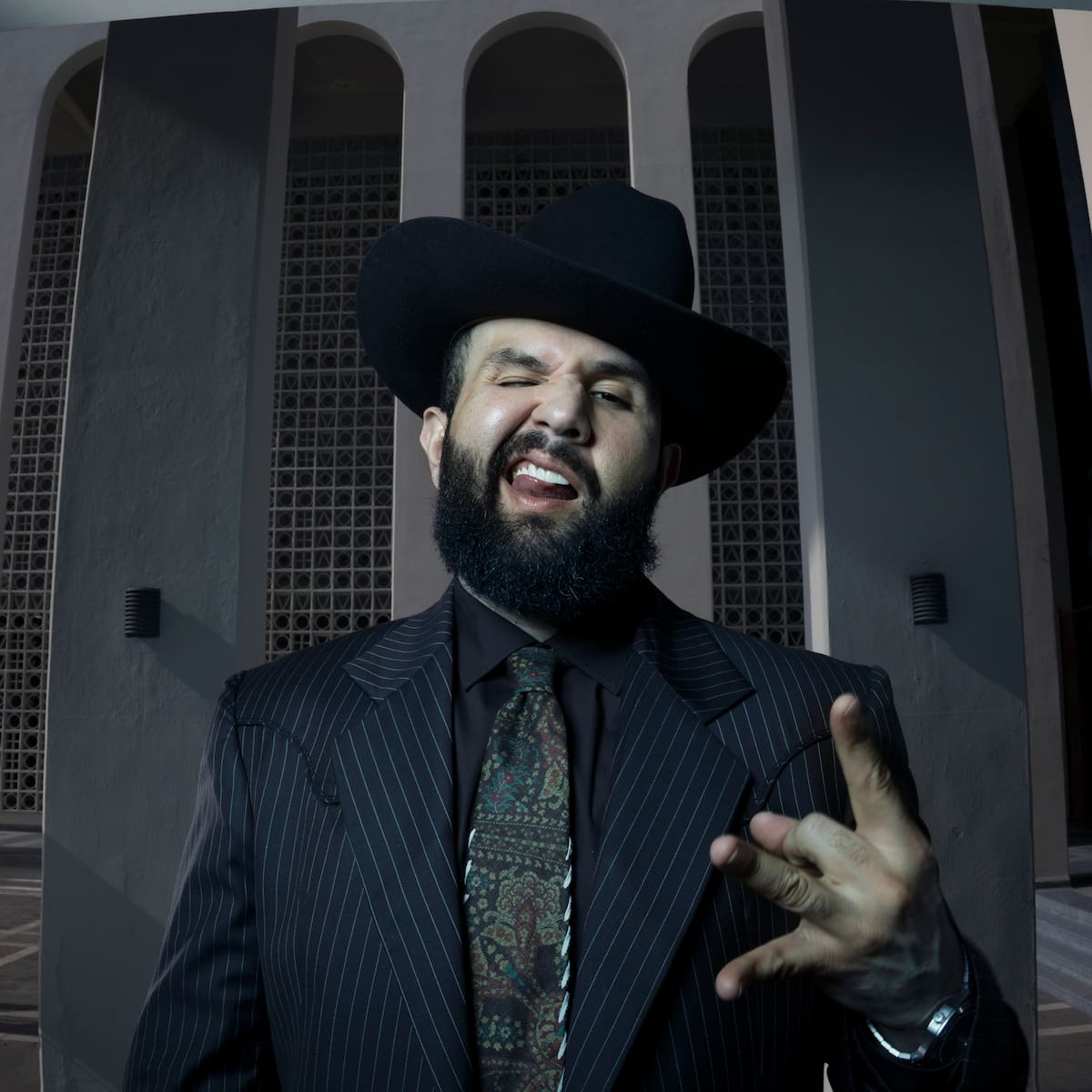Carín León vuelve a cruzar fronteras con el desafiante 'MUDA', su nuevo disco internacional en la composición y en el éxito