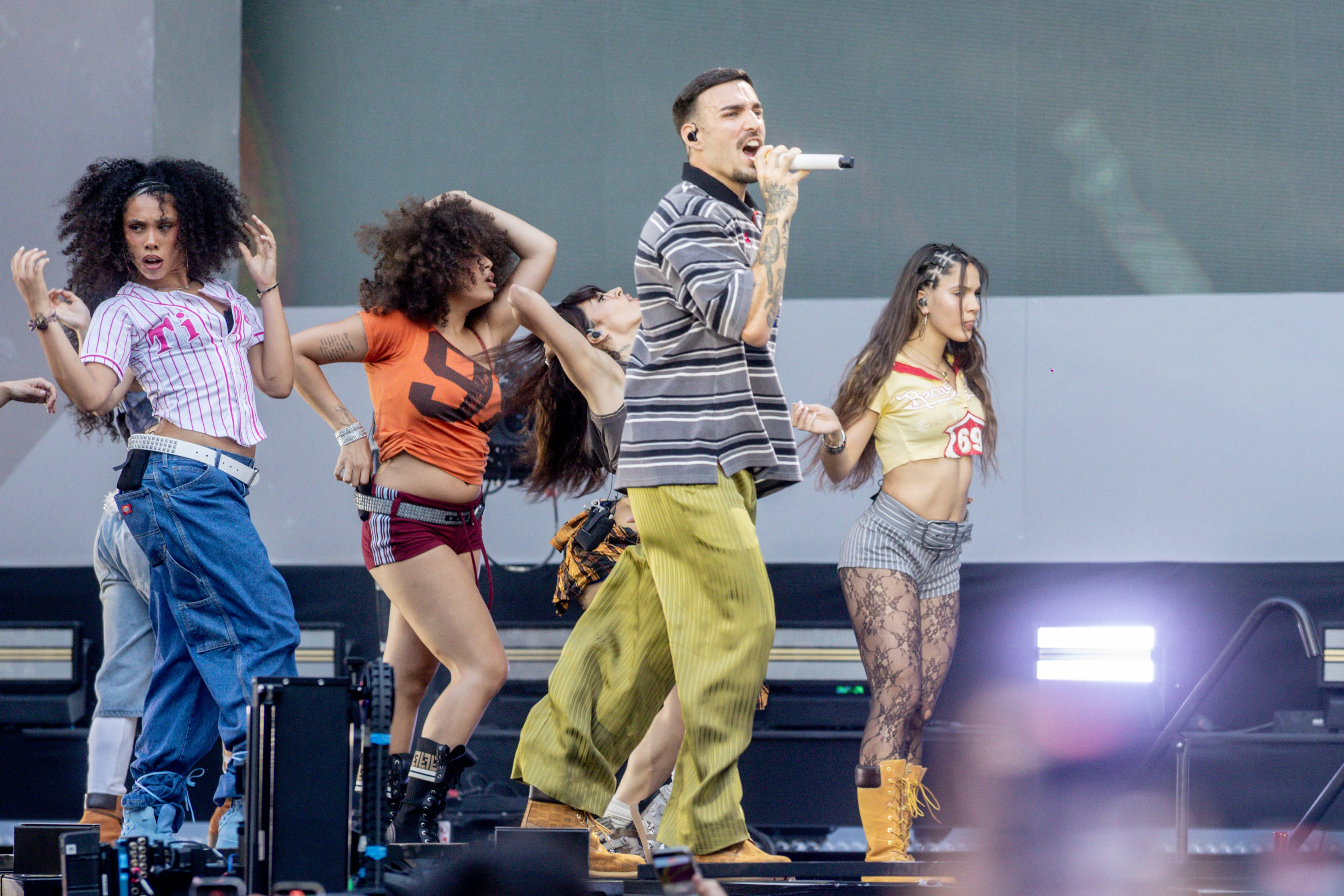 Rels B y su cuerpo de baile, durante el concierto que el mallorquín ofreció el pasado 4 de julio de 2026 en el Riyadh Air Metropolitano de Madrid.
