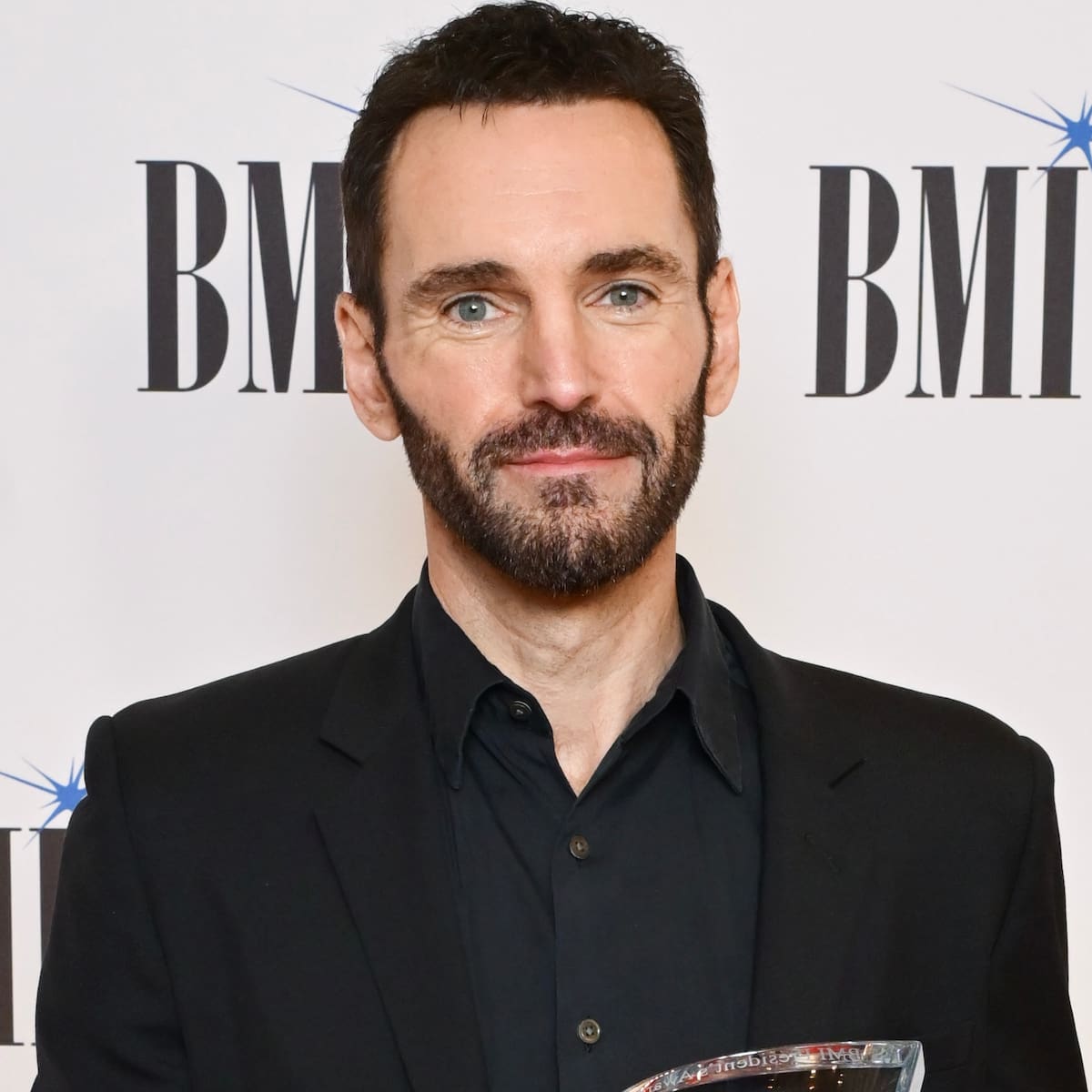 Johnny McDaid (Snow Patrol) defiende a Ed Sheeran al recoger un premio y habla de él como “una combinación rara de genialidad e integridad”