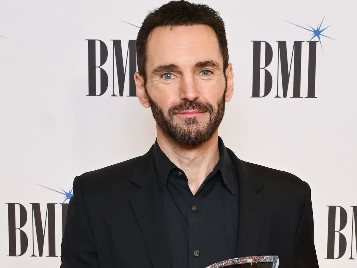 Johnny McDaid (Snow Patrol) defiende a Ed Sheeran al recoger un premio y habla de él como “una combinación rara de genialidad e integridad”