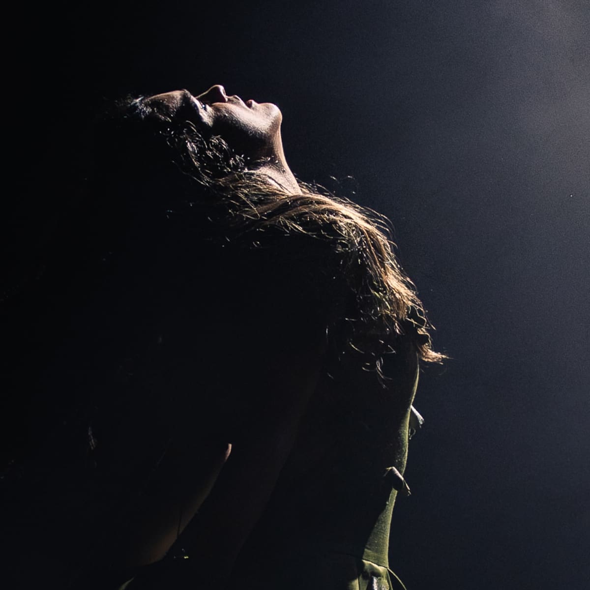 Amaia demuestra su talento en Bilbao con baile, piano, arpa y banda de coristas incluida: “Me da pena que se acabe”