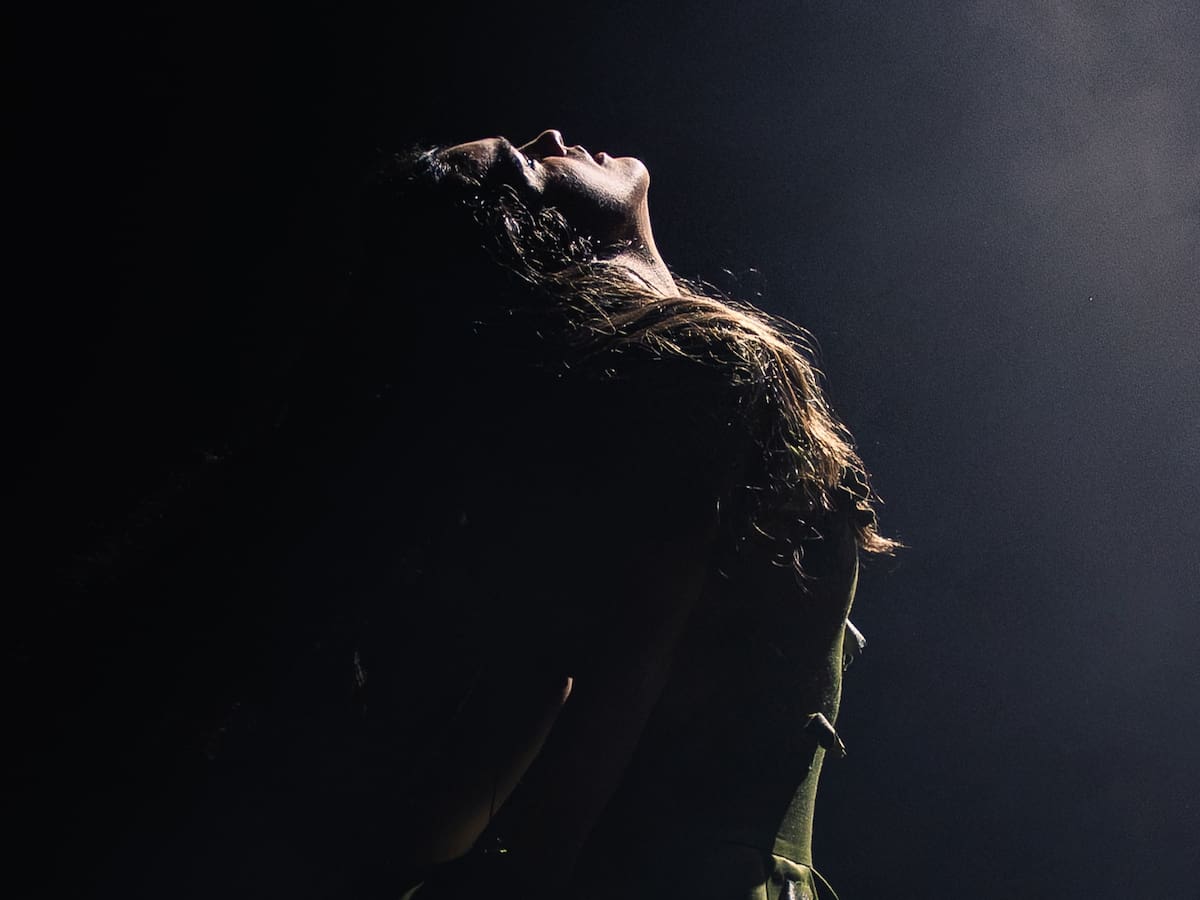 Amaia demuestra su talento en Bilbao con baile, piano, arpa y banda de coristas incluida: “Me da pena que se acabe”