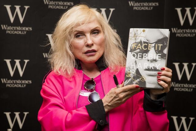 Debbie Harry sostiene una copia de su biografía &#039;De cara&#039;, en la presentación en una librería de Londres en octubre de 2019.