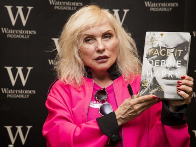 Debbie Harry sostiene una copia de su biografía 'De cara', en la presentación en una librería de Londres en octubre de 2019.