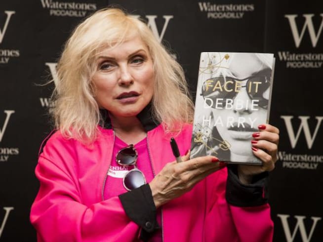 Debbie Harry sostiene una copia de su biografía &#039;De cara&#039;, en la presentación en una librería de Londres en octubre de 2019.