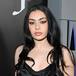 Charli XCX es Adele y Troye Sivan en el último programa de SNL dedicado a 'Wicked'