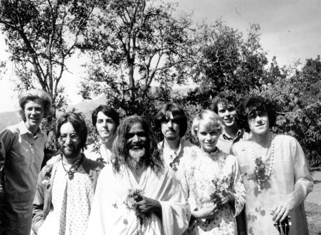 Maharishi Mahesh Yogi posa con los Beatles en 1968.