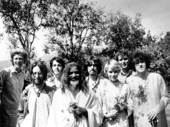 Maharishi Mahesh Yogi posa con los Beatles en 1968.