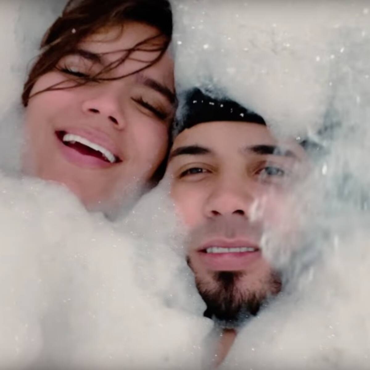 Karol G y Anuel AA estrenan "Follow"