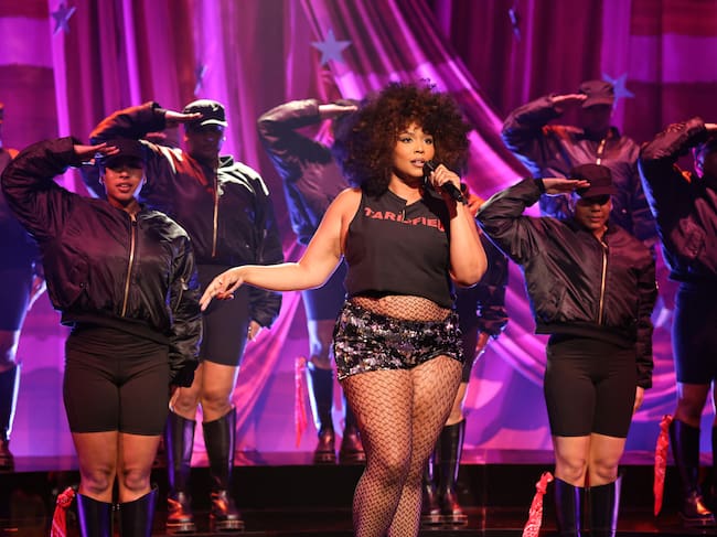 Lizzo sorprende con dos actuaciones en directo en el programa Saturday Night Live.