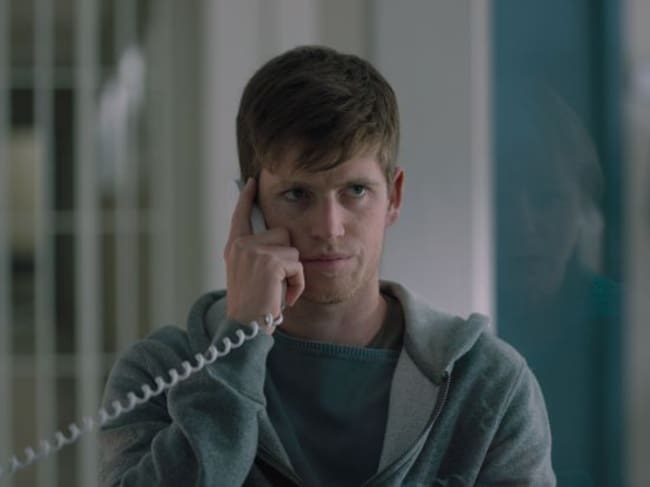 Miguel Bernardeau caracterizado como Sergio en la película 'Josefina' (2021), dirigida por Javier Marco sobre un guion de Belén Sánchez-Arévalo y protagonizada por Emma Suárez y Roberto Álamo