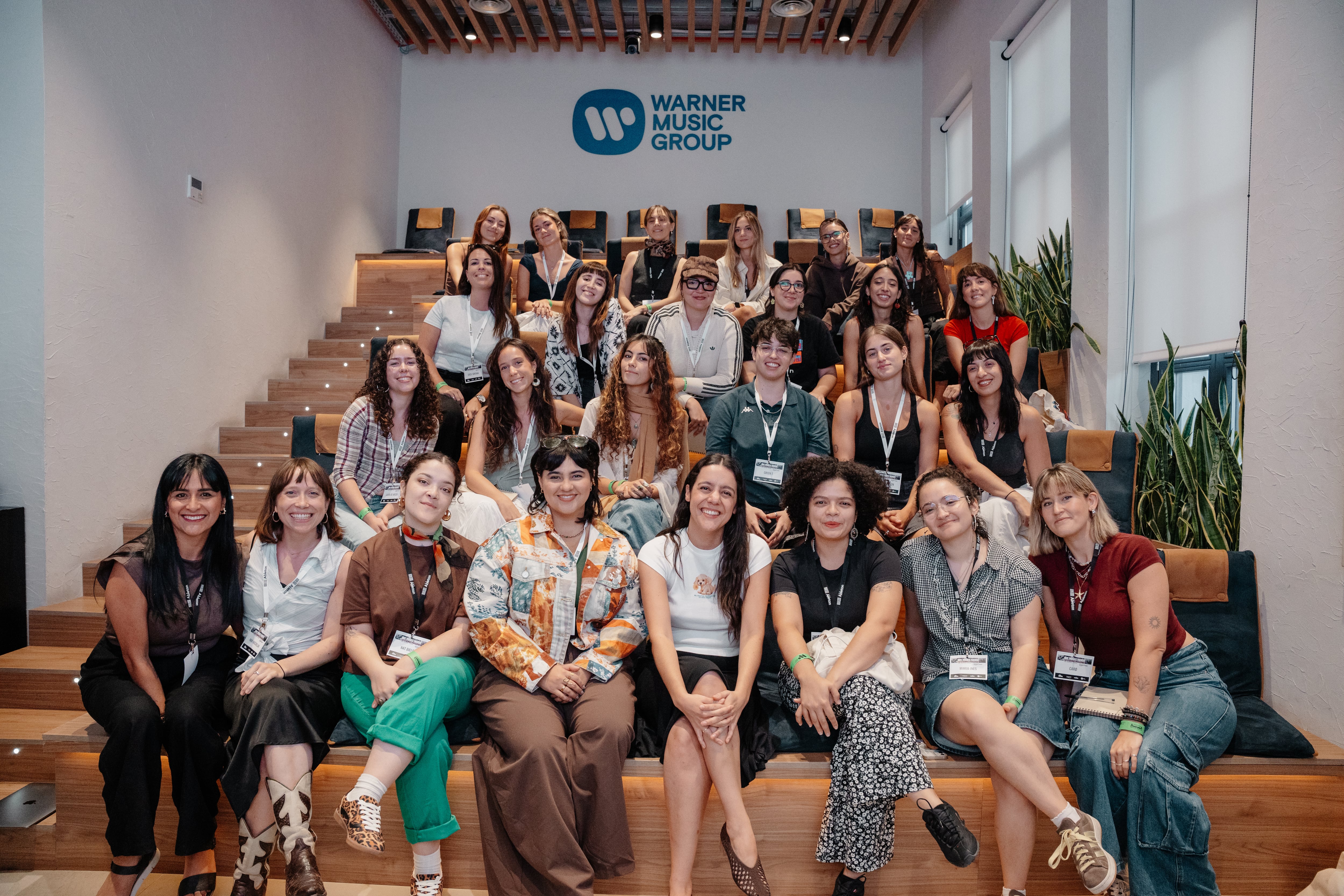Valeria Castro con el equipo de We Make Sessions y las concursantes ganadoras con las que ha estado componiendo.