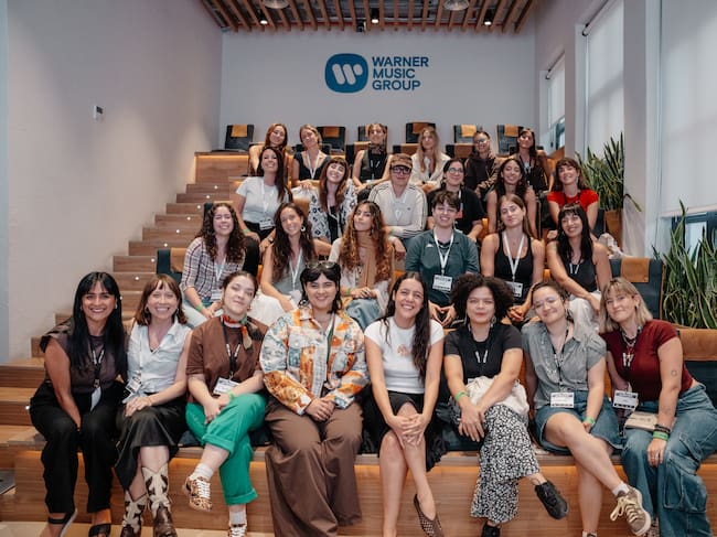 Valeria Castro con el equipo de We Make Sessions y las concursantes ganadoras con las que ha estado componiendo.