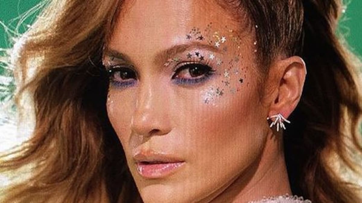 Jennifer López se convierte en un alien sexy