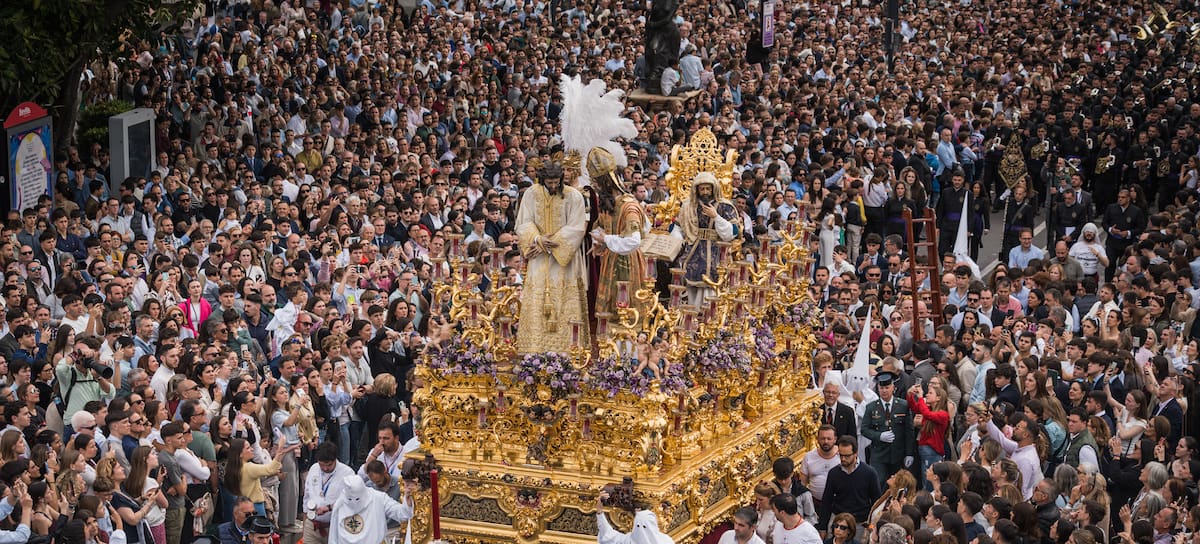 Nazarenos durante la celebración de Semana Santa en Sevilla