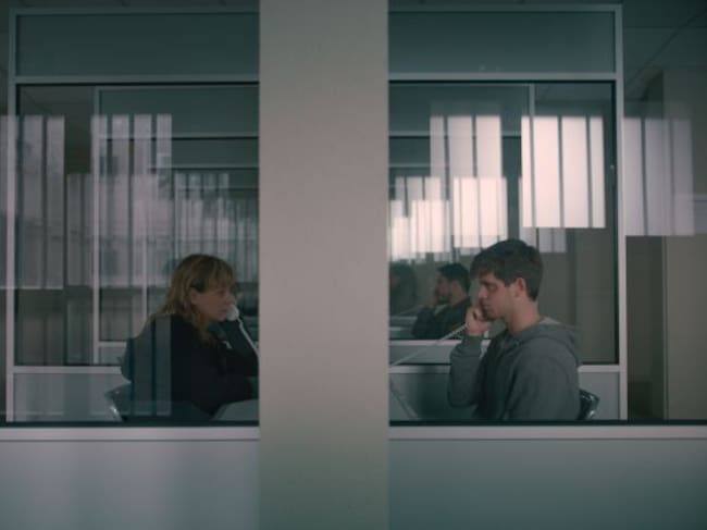 Emma Suárez (i) y Miguel Bernardeau (d) en una escena de la película 'Josefina' (2021), dirigida por Javier Marco sobre un guion de Belén Sánchez-Arévalo