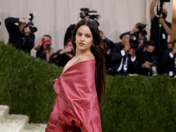 Rosalía revoluciona la MET Gala con un diseño inspirado en Lola Flores que alaba Rauw Alejandro