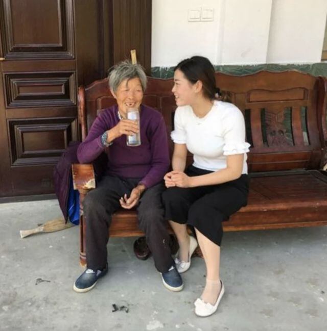 A pesar de que su hija ya tiene su propia familia, se encarga de ella y la cuida