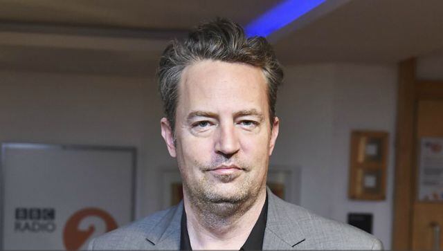 Matthew Perry en los estudios de BBC Radio tras la entrevista