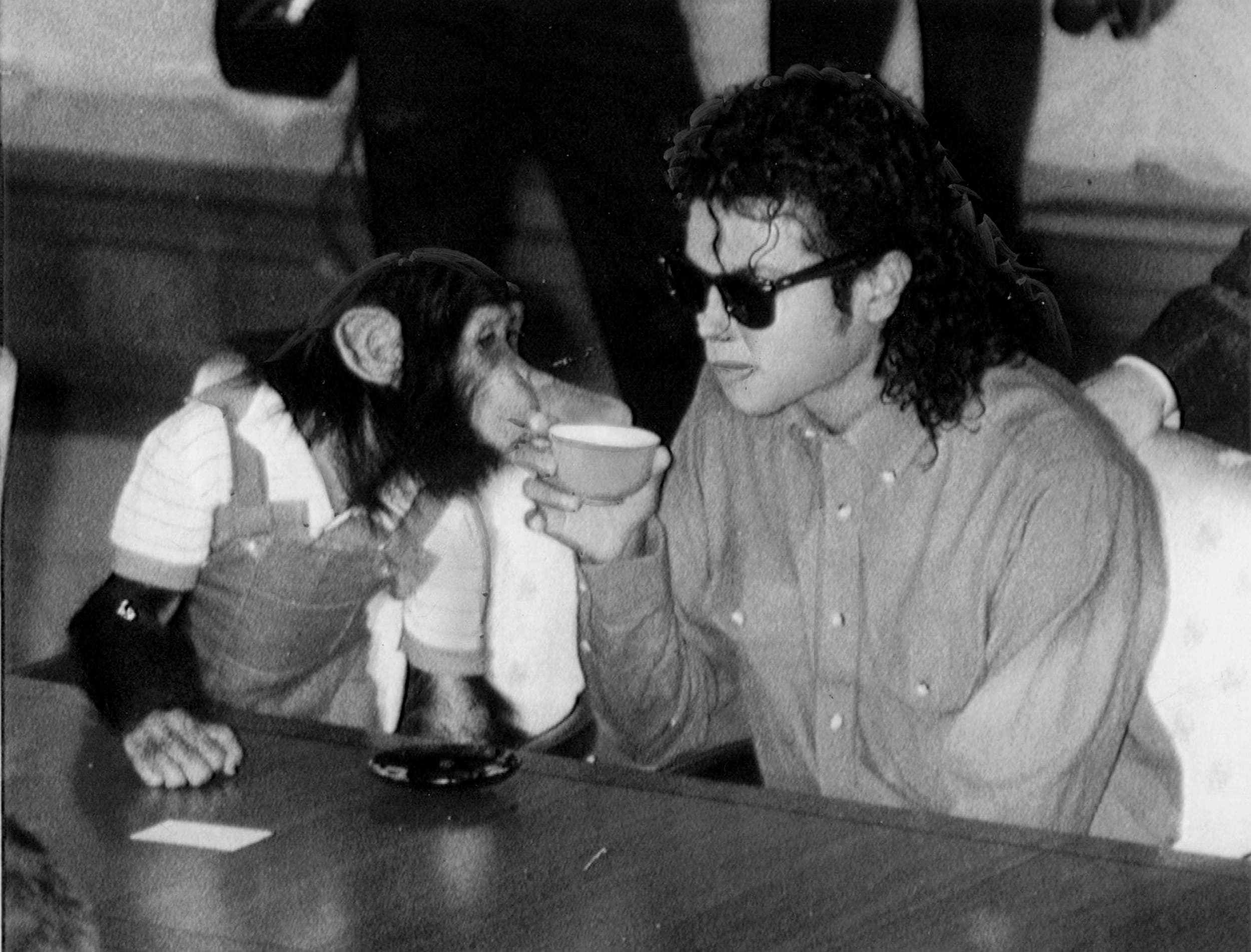 Michael Jackson con Bubbles en Osaka