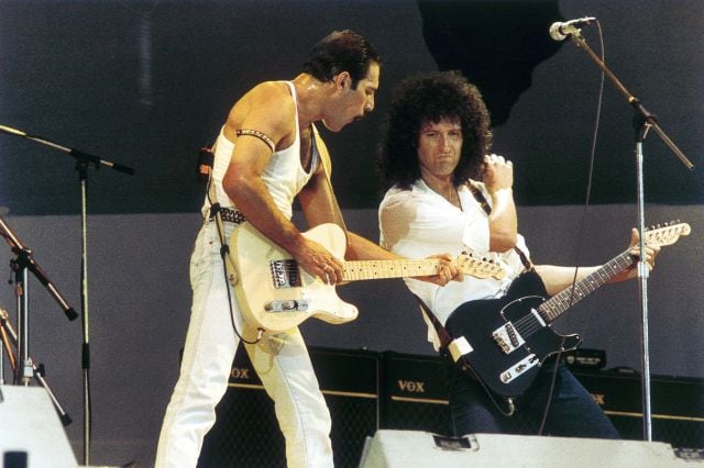 Brian May y Freddie Mercury actuando en el Live Aid de Wembley en Londres.