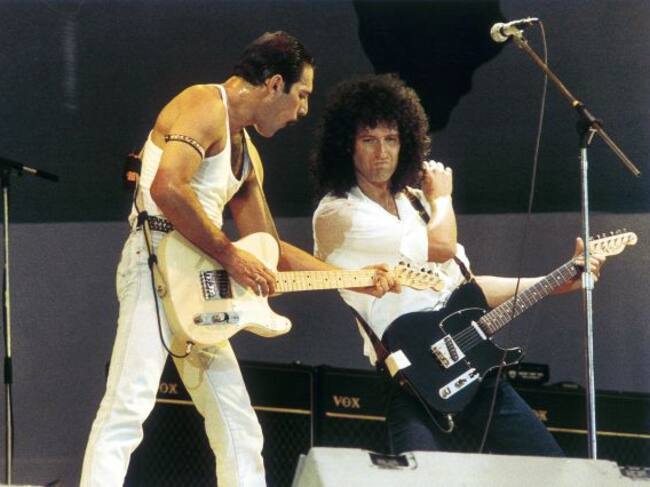 Brian May y Freddie Mercury actuando en el Live Aid de Wembley en Londres.