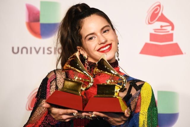 Rosalía posando con sus dos premios Grammy Latino en noviembre de 2018. /Foto: BRIDGET BENNETT/AFP/Getty Images.