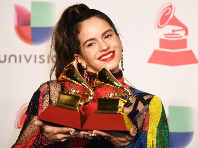 Rosalía posando con sus dos premios Grammy Latino en noviembre de 2018. /Foto: BRIDGET BENNETT/AFP/Getty Images.