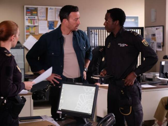 Los policías charlan animadamente en la comisaría.