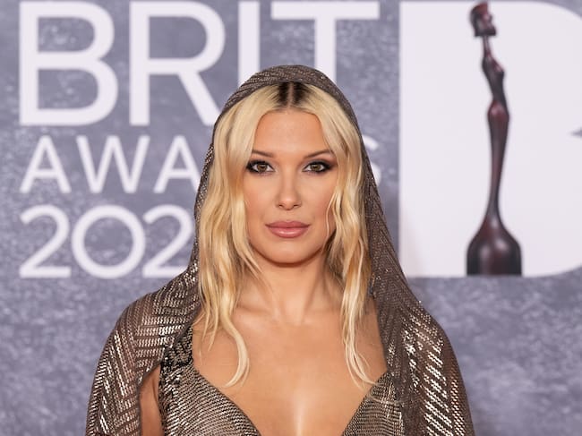 Millie Bobby Brown en la alfombra roja de los premios BRIT Awards 2025