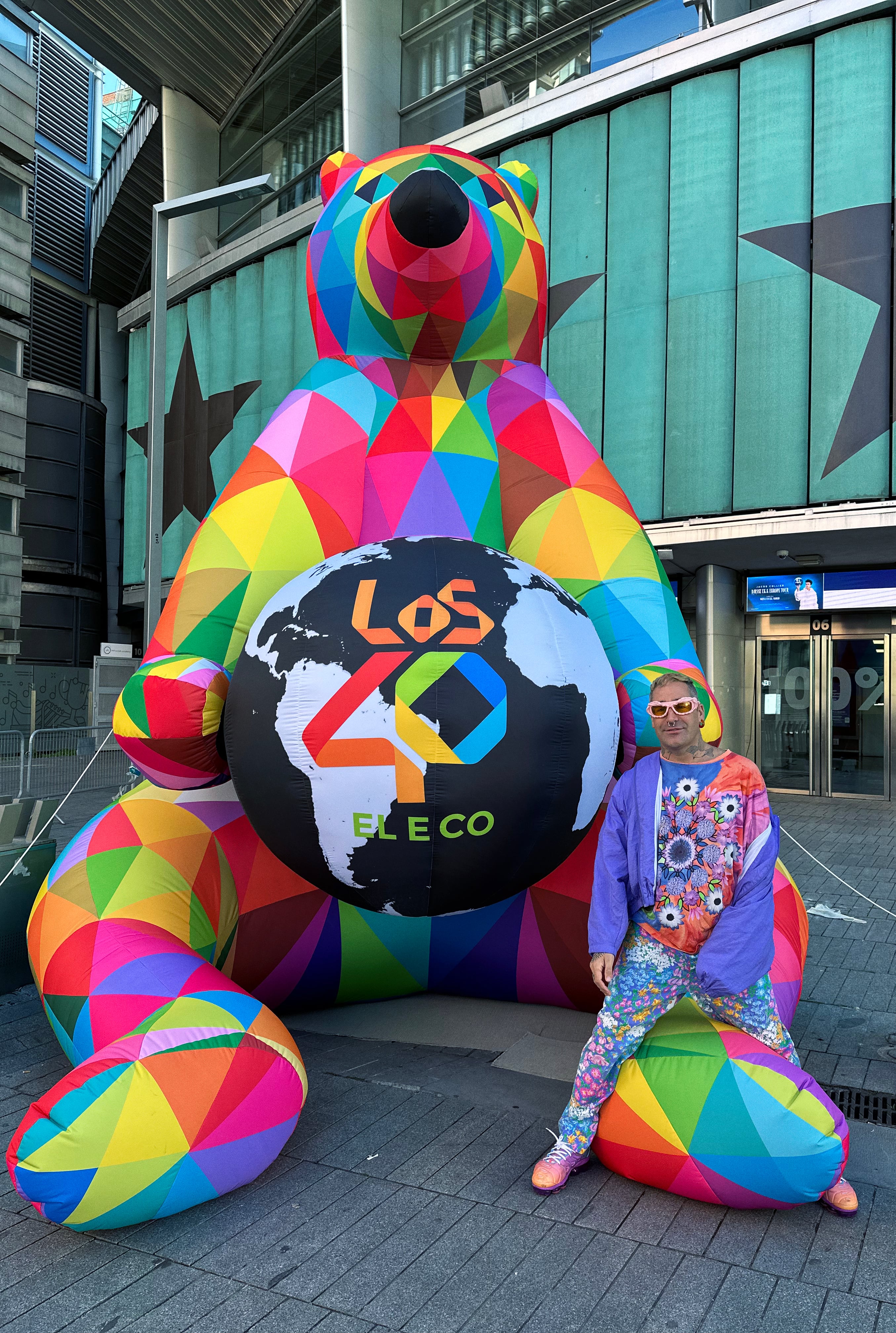 Okuda San Miguel, junto a su obra para El Eco de LOS40.