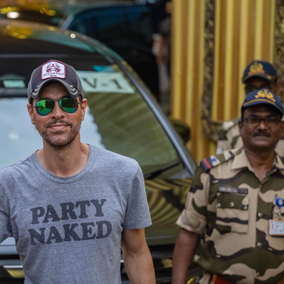 Enrique Iglesias revive el momento más surrealista: el día que una fan le robó un beso en pleno concierto