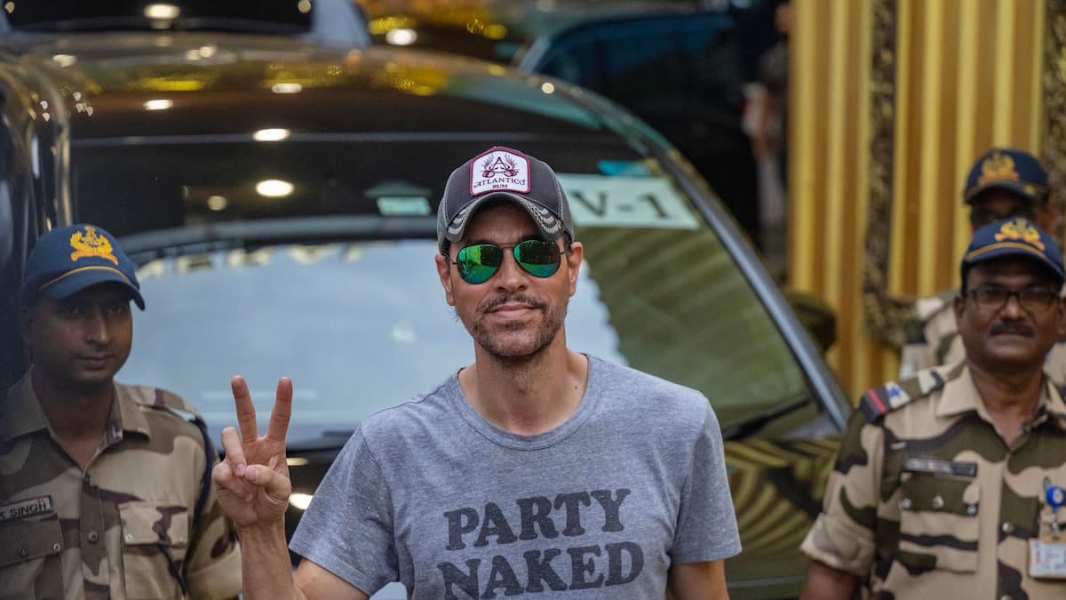 Enrique Iglesias revive el momento más surrealista: el día que una fan le robó un beso en pleno concierto