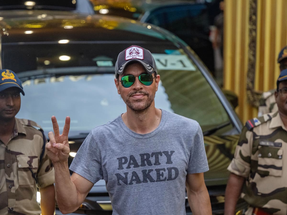 Enrique Iglesias revive el momento más surrealista: el día que una fan le robó un beso en pleno concierto